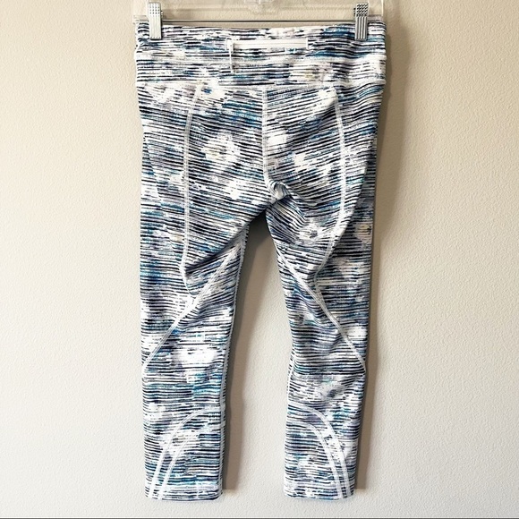 Lululemon Inspire Crop II Leggings Blurry Belle Blue Size 6 Midrise Luxtreme EUC - Picture 5 of 10